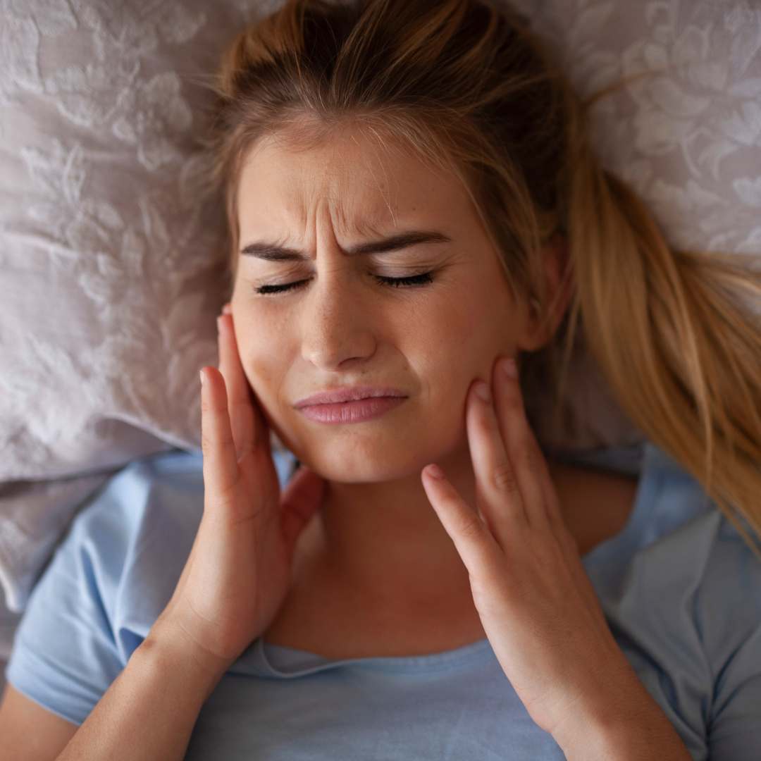 Mujer con dolor mandibular debido a bruxismo, Clínica Dental Noelia Ródenas